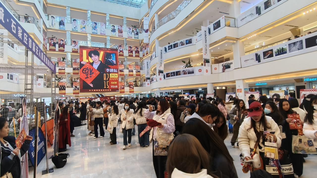 是谁？今天在北国未来城聚集这么多粉丝，一起为偶像们加油贺岁。是新出道的组合吗？成