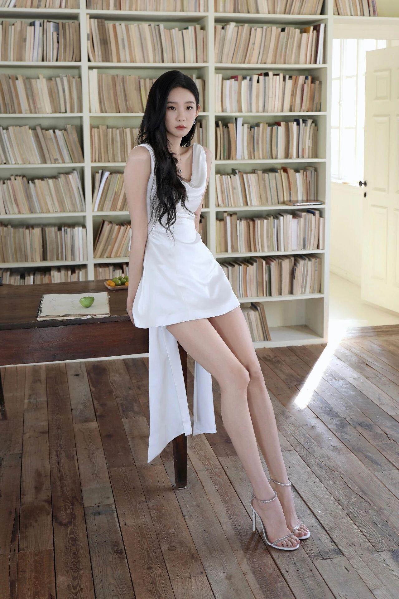 这组照片呈现出法式复古文艺的高级质感，整体氛围慵懒又精致，充满了艺术气息。
人物