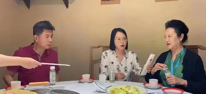 都说王丽云过日子仔细，她请客，眼前的一盘素菜，要多家常有多家常，以为，她舍不得大