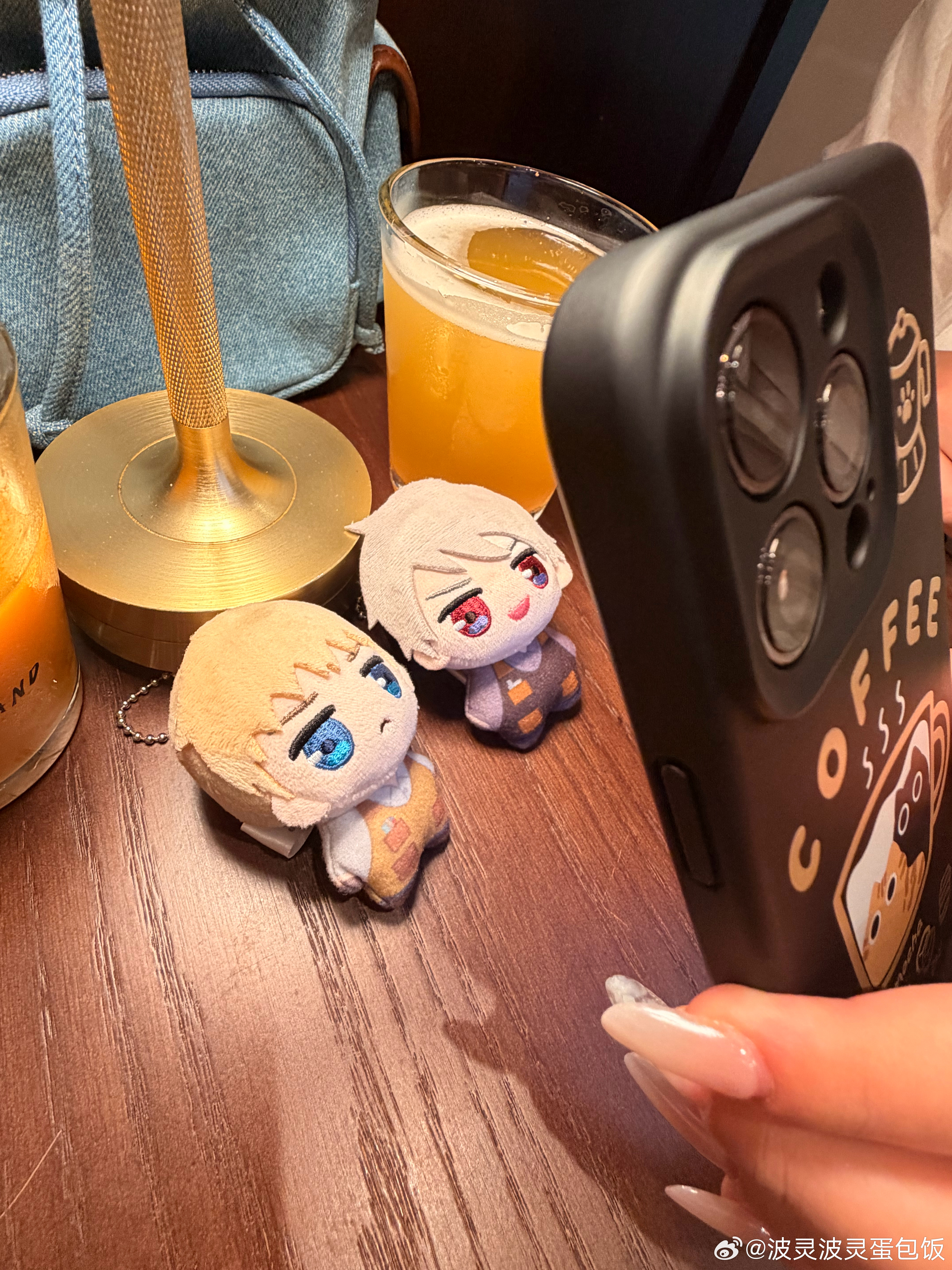 麦师坐我对面写文，给他俩看都不给我看