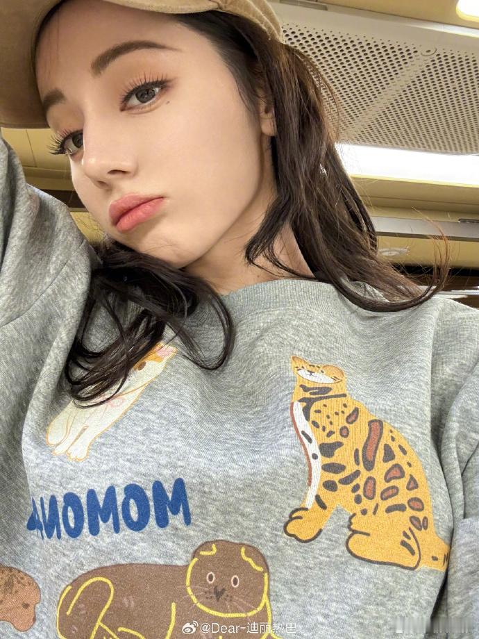 迪丽热巴不语只是一味比耶拍照  迪丽热巴比耶营业照 精彩来袭！迪丽热巴今日比耶营