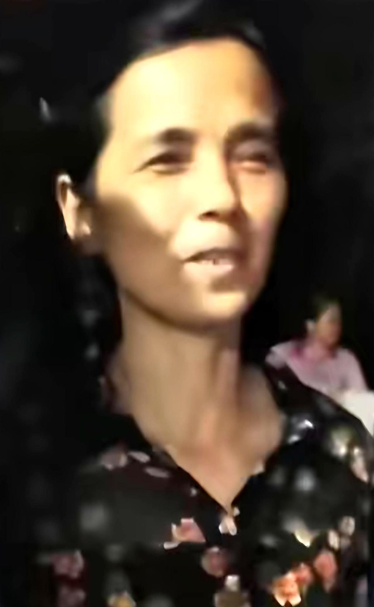 机车冠军张雪火了，庆功宴上，一堆八竿子打不着的亲戚挤到跟前，抢着合影。
但当年，