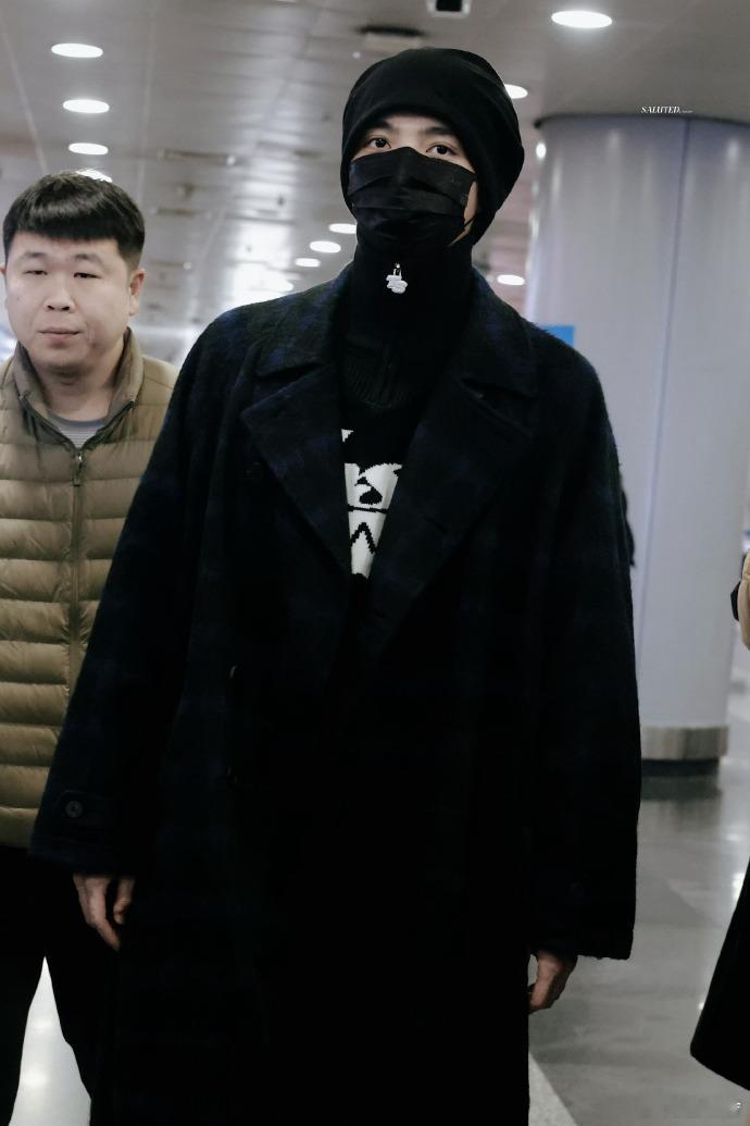 罗一舟allblack大衣造型  罗一舟allblack机场路透  从机场照片看
