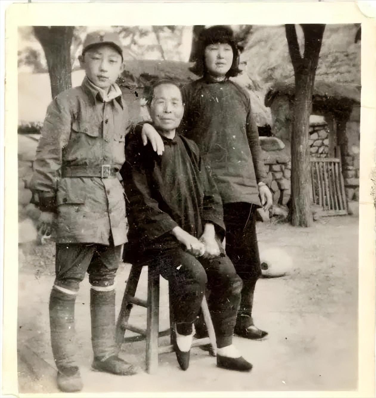 1943年11月，19岁的陈杰英将3个鬼子带到一户屠夫家里，趁敌人不备，猛地把2