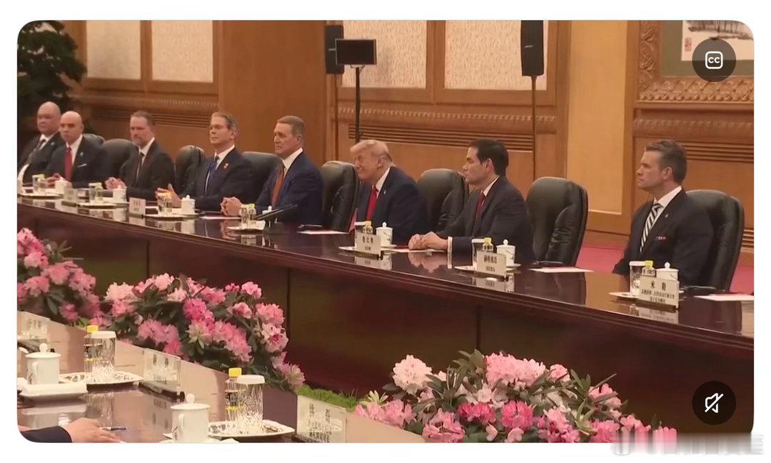 白宫就会谈发了正式官宣，领导和其他人都没有回答记者的喊话，Musk停下来说“棒极