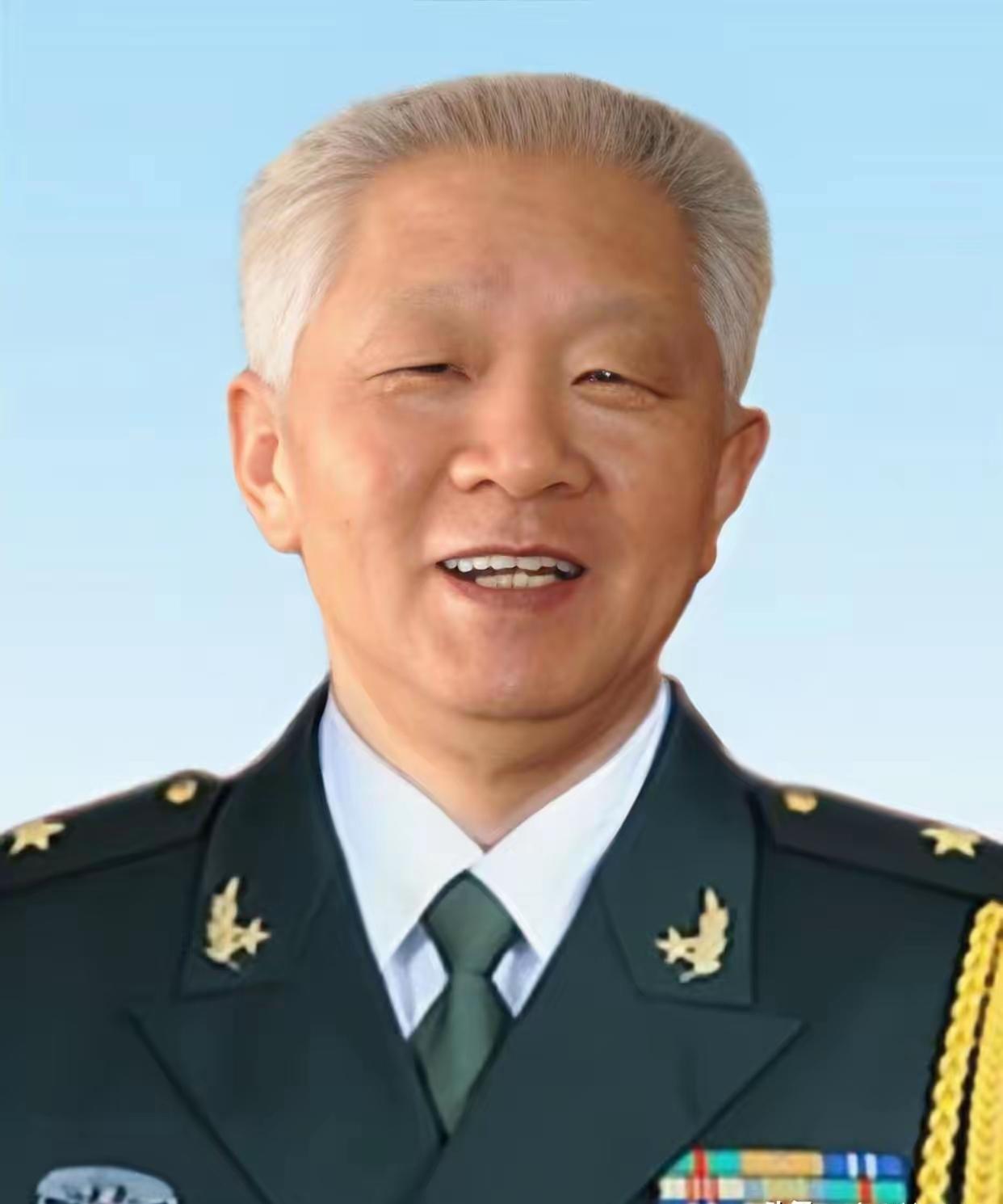 1981年，华国锋退下来后，组织部门专门找到他的秘书曹万贵，桌上摊着好几份调令，