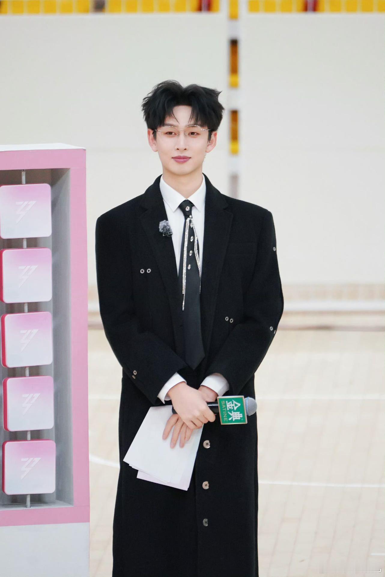 齐思钧出场有偶像剧那味了谁懂这种心动暴击啊！齐思钧穿大衣捧花缓缓走来，温柔绅士又