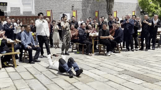 #撒贝宁趴地拍凤凰传奇##想看撒贝宁手机里的凤凰传奇# 哈哈哈哈哈哈被撒贝宁笑死