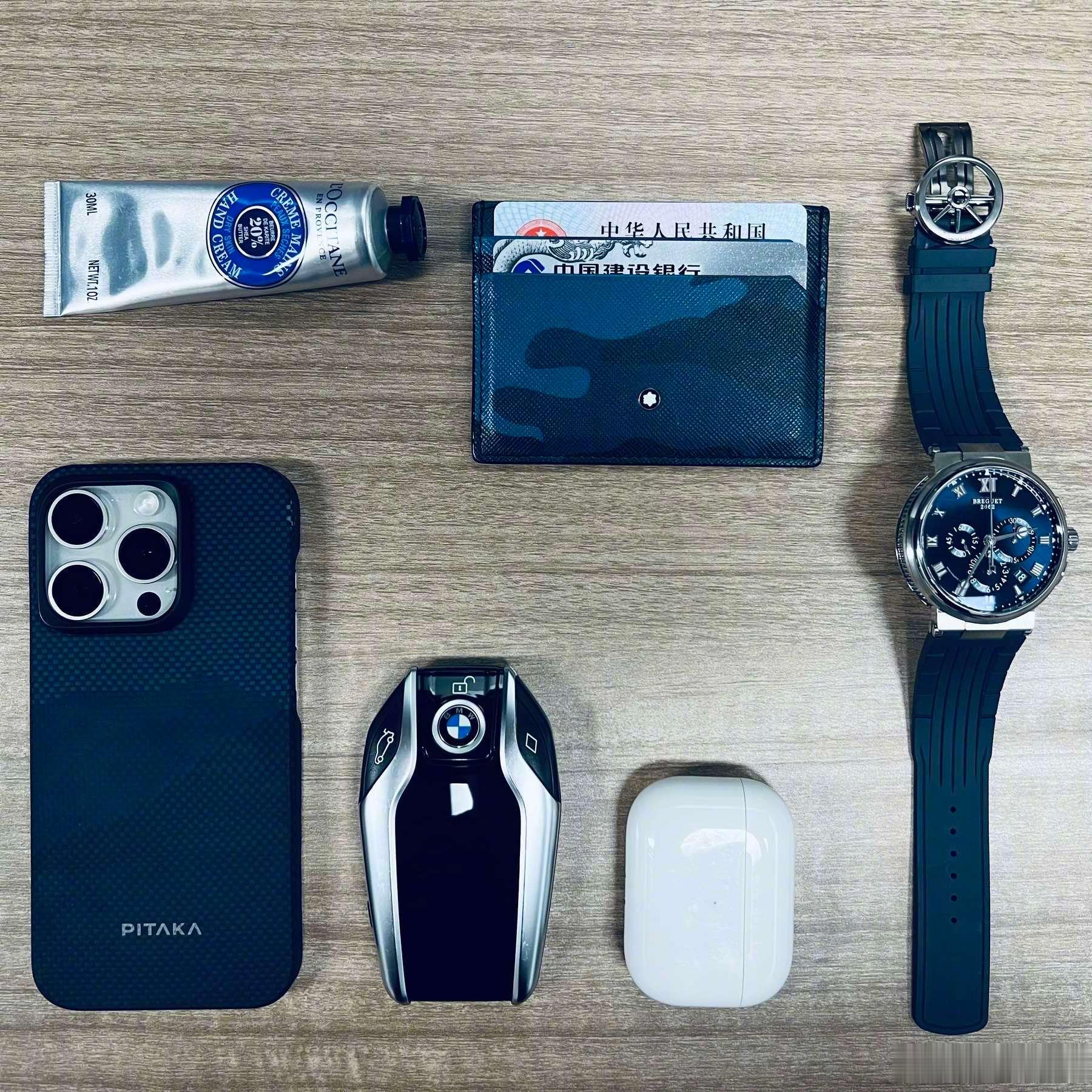 尾巴EDC 蓝色系。对了，大家出门会带身份证吗？张小成321