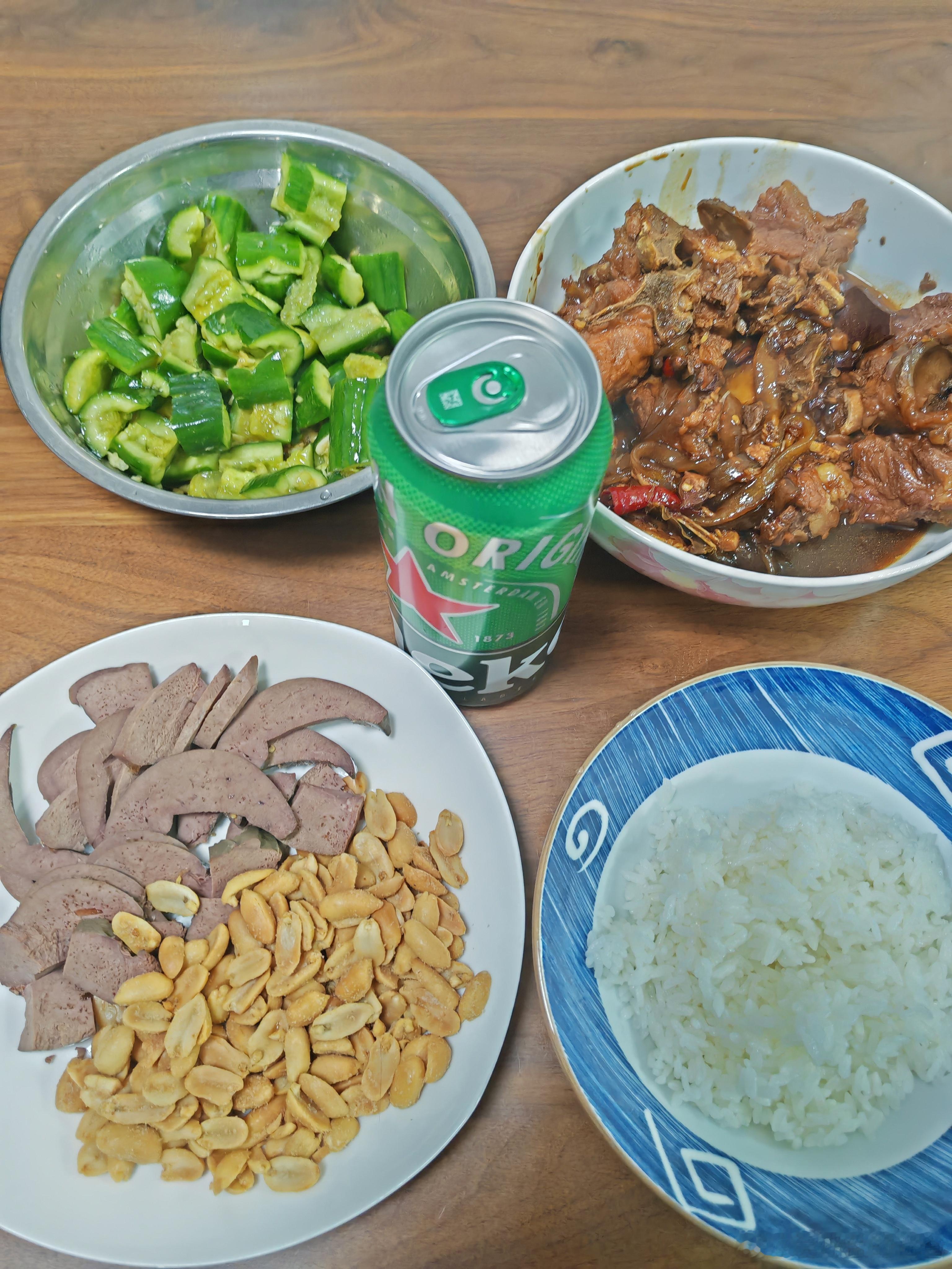 一个人四个菜，喝点小啤啤。 