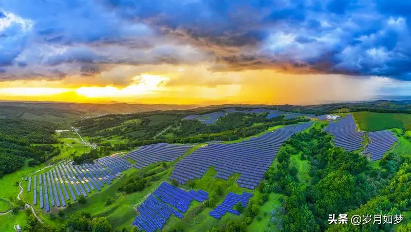 马斯克对光伏产业的未来愿景是构建一个以太阳能为核心的能源体系，他认为“太阳能将全