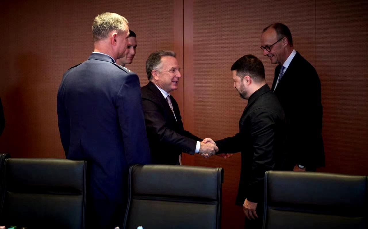 最新消息：泽连斯基在柏林与维特科夫和库什纳握手，美乌就和平计划谈判正式开始了。