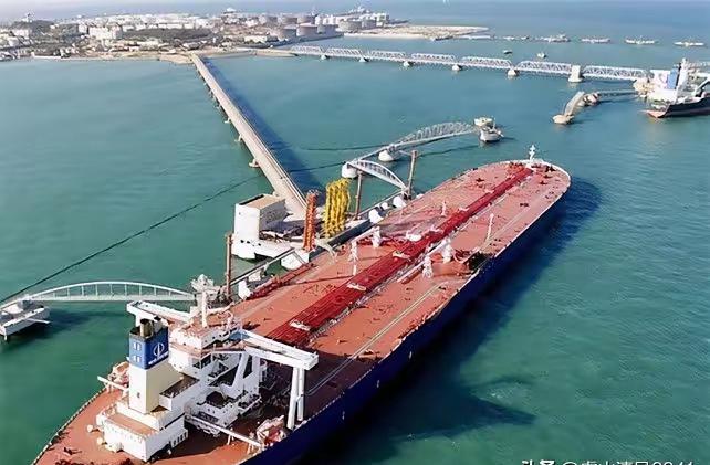 美国先打委内瑞拉，没收它的石油外销，今又打伊朗，也要断了它的中东销石油收入，剑指