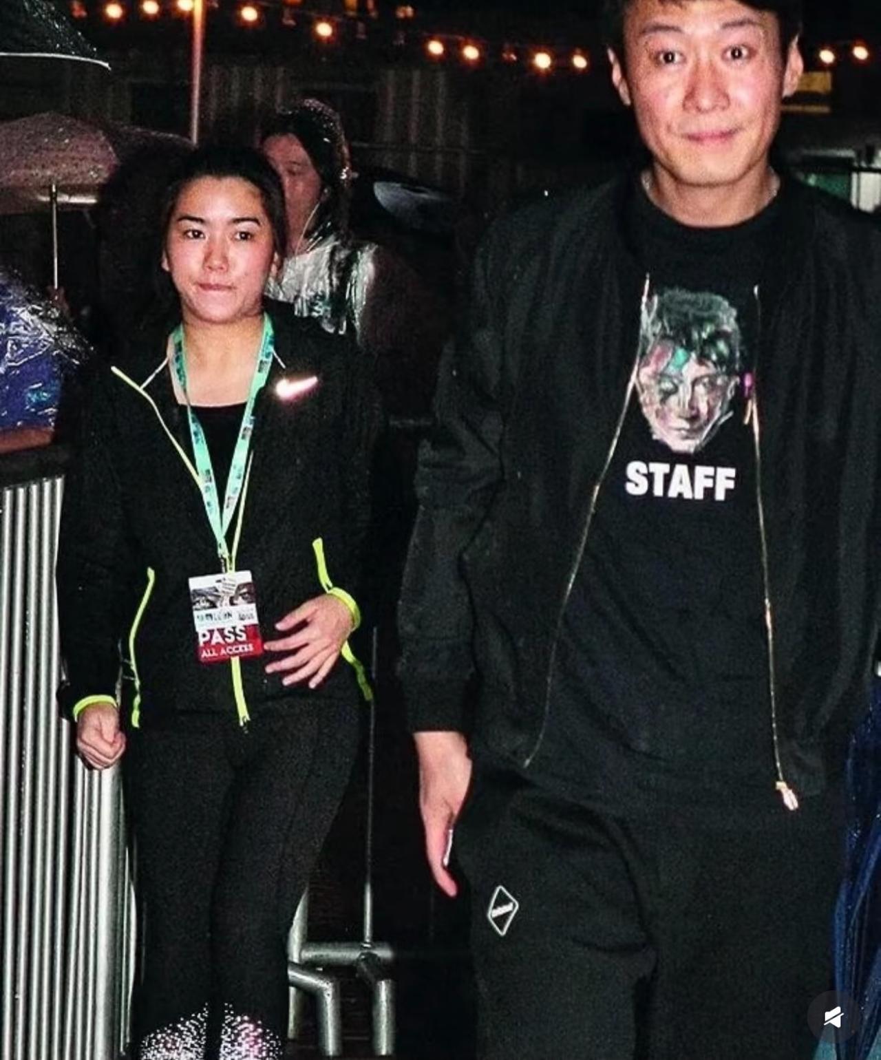 2016年，黎明与助理阿wing一起现身香港，当时的黎明也在当地演唱会。

照片