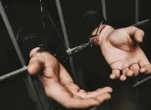 成都一名男子常年游走在灰色地带，频繁通过网络邀约从事特殊服务的女子、女房东等外出