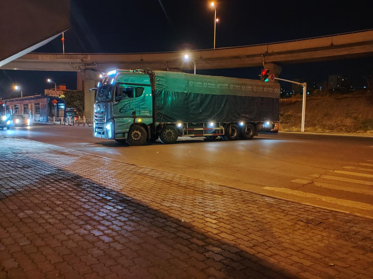 米东南路（喀什路路口—红光山路路口）明明全天禁止大货车通行，但一到晚上十二点，就