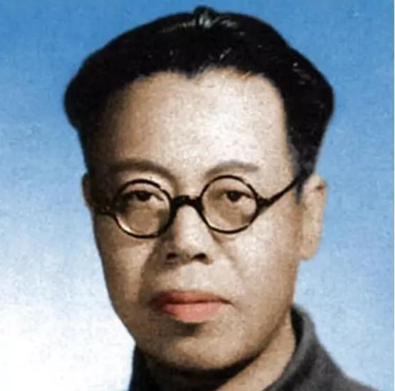 李立三竟然在自己的追悼会上现身，周恩来暂停主持仪式，现场众人难以置信，气氛瞬间紧