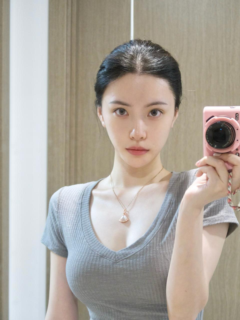 "素颜自拍火了！她凭「零修饰感」圈粉200万：原来高级美从不靠浓妆？"


浅灰