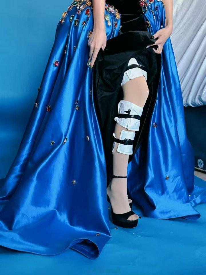 谁懂彭小苒的细心！彭小苒礼服内贴了20个暖宝宝 穿华服走红毯备20个暖宝宝抗寒，