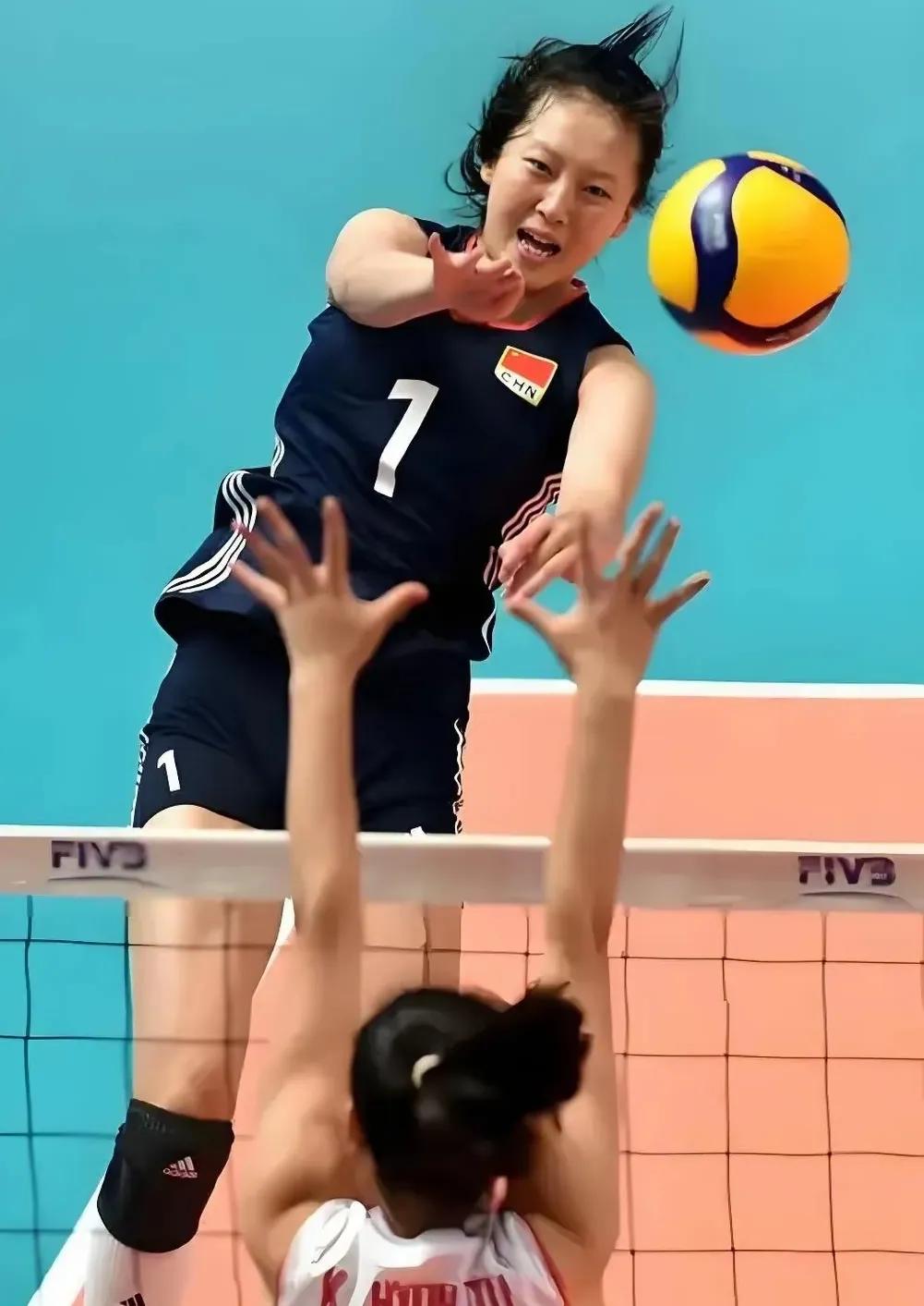 不敢相信！中国女排张籽萱真的16岁吗？打球真的很老辣，张籽萱有刁琳宇的快而稳，有