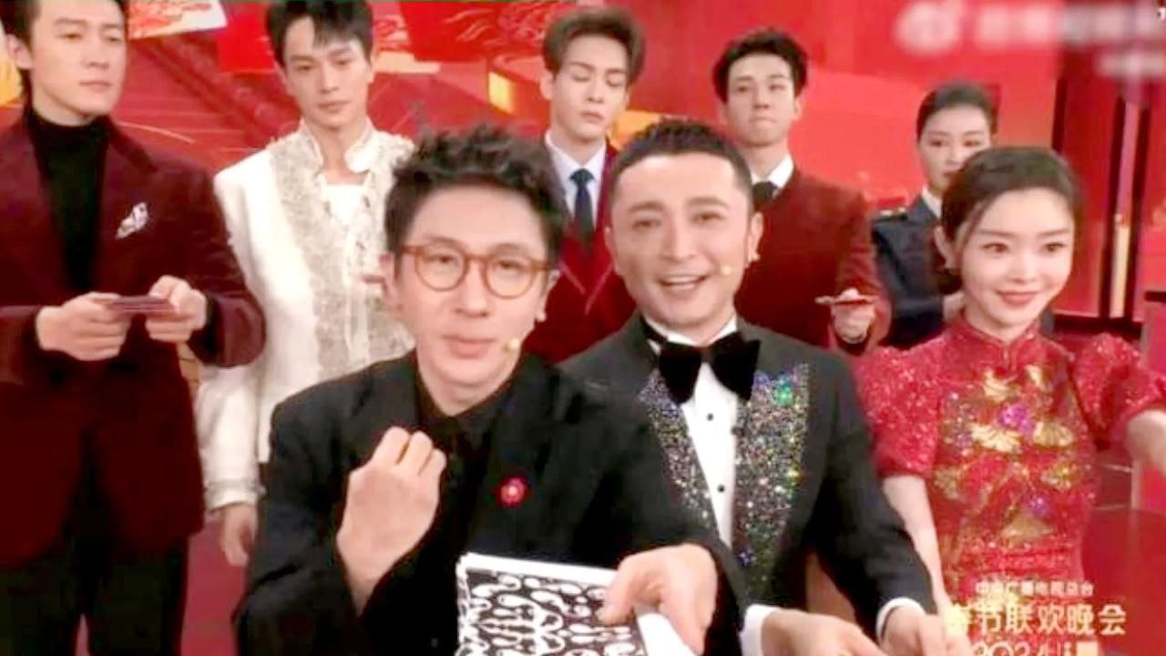 刘谦是台湾省人，今年的春晚，他又回来了。他带来的魔术深有寓意。

一张被撕断的扑