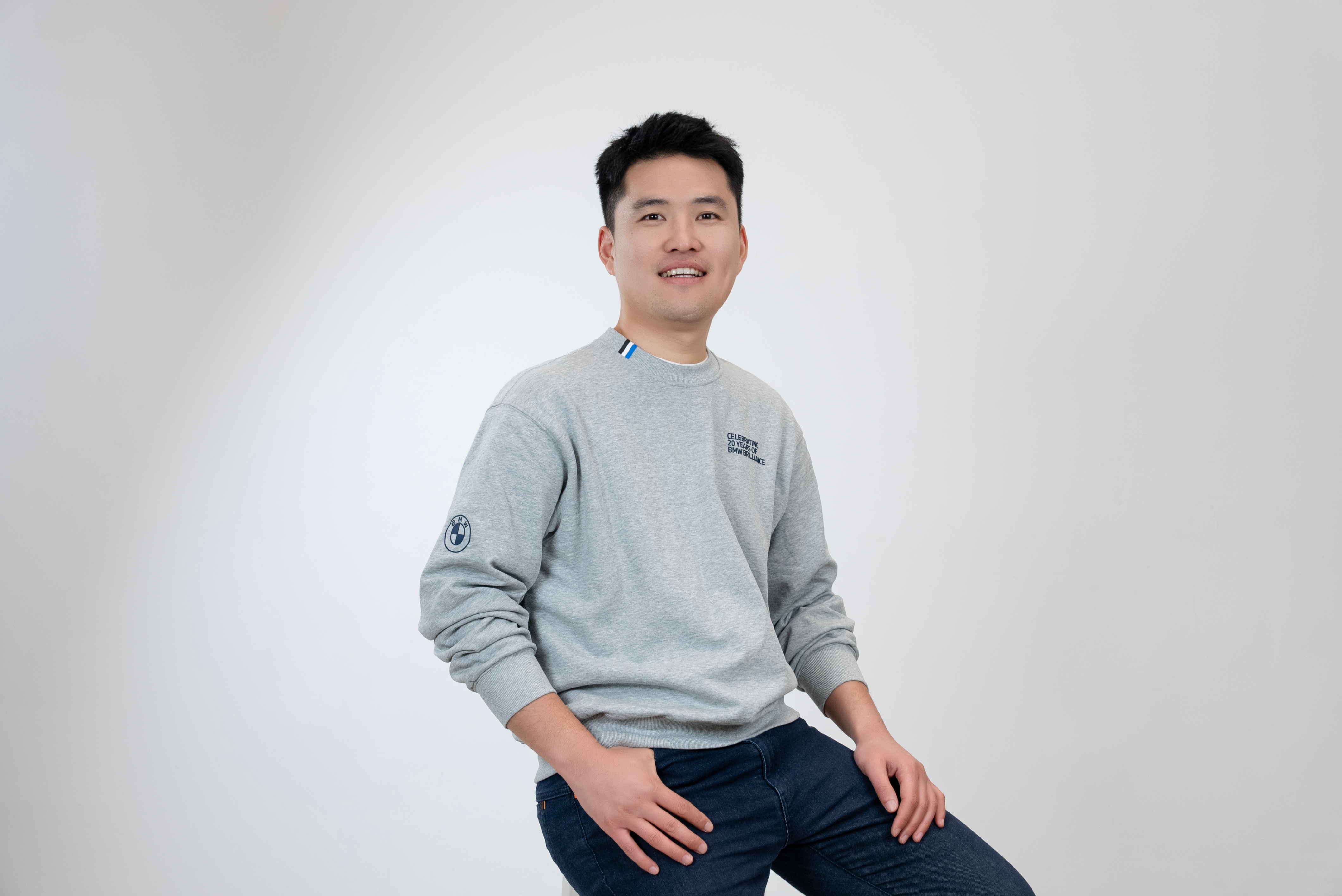 今天品牌方突然要两张个人照做海报，我想了想 好像还真没专门去拍过形象照。因为要的