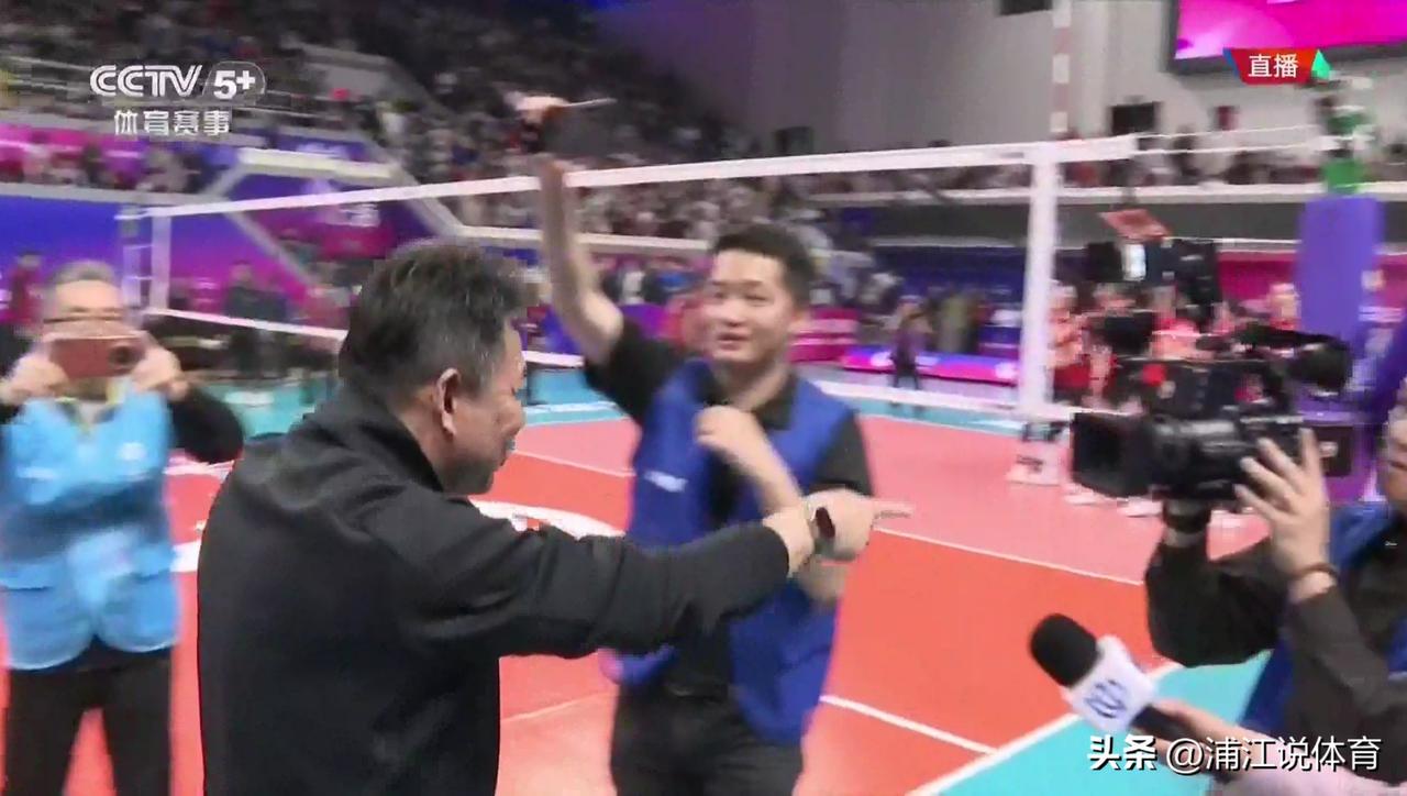女排名帅蔡斌：60岁正是闯的年纪！坐镇卢湾体育馆的上海女排3-0横扫江苏，以2-