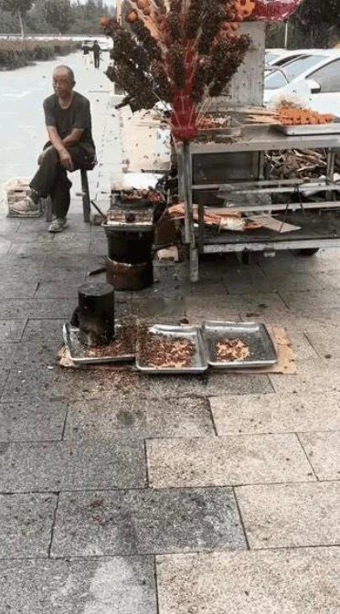 大爷回家吧，坐到天黑也不会有人来买的 