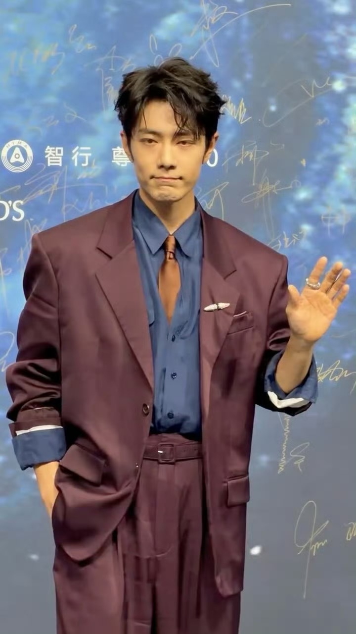 肖战 害羞笑啊啊啊啊啊啊啊这个实况肖战笑的我的心都酥了肖战被微博之夜主持人夸害羞