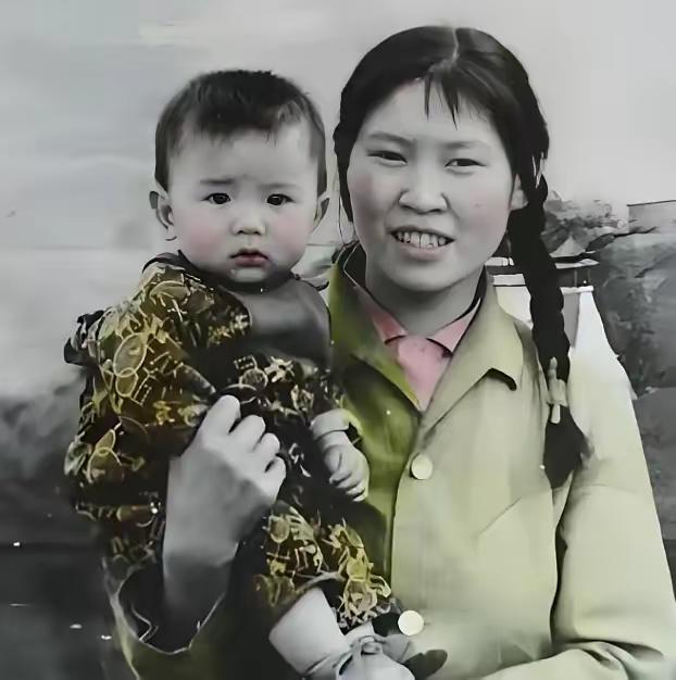 1976年，25岁北京女知青抱着4岁儿子回京，母亲气得半死，怒骂她未婚先孕，不知