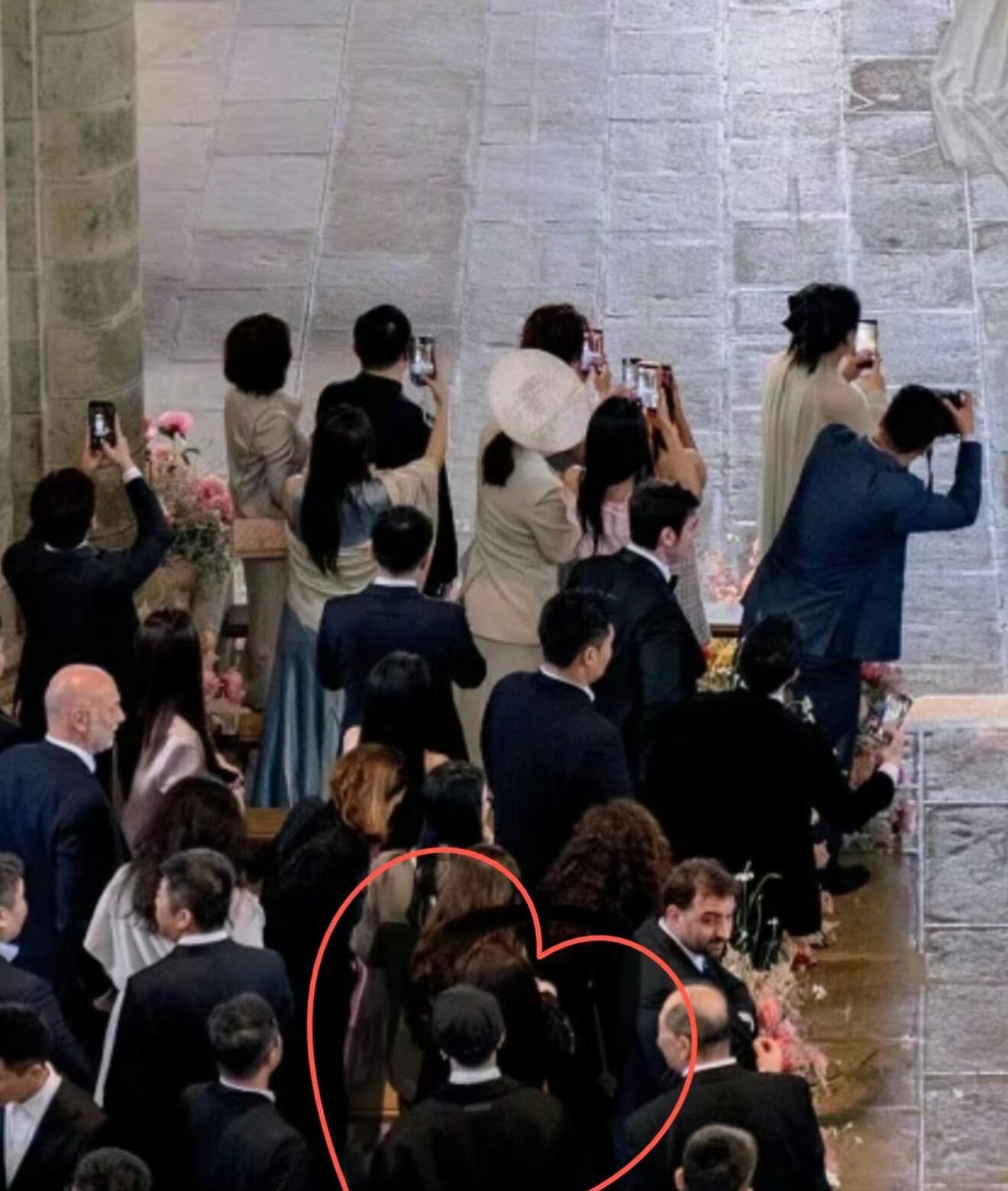 王嘉尔出席何猷君婚礼现场照片全球巡演脚步不停，王嘉尔特意挤出时间赴法，动态简简单