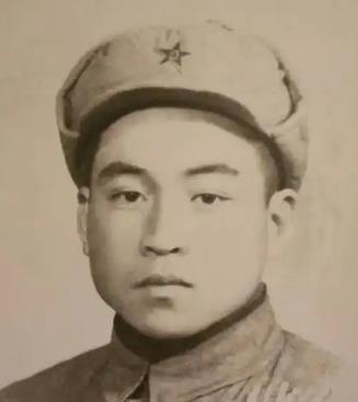 1951年，美军俘虏了一个17岁的志愿军战士，美军用电话线把他捆住，连夜拉去领赏