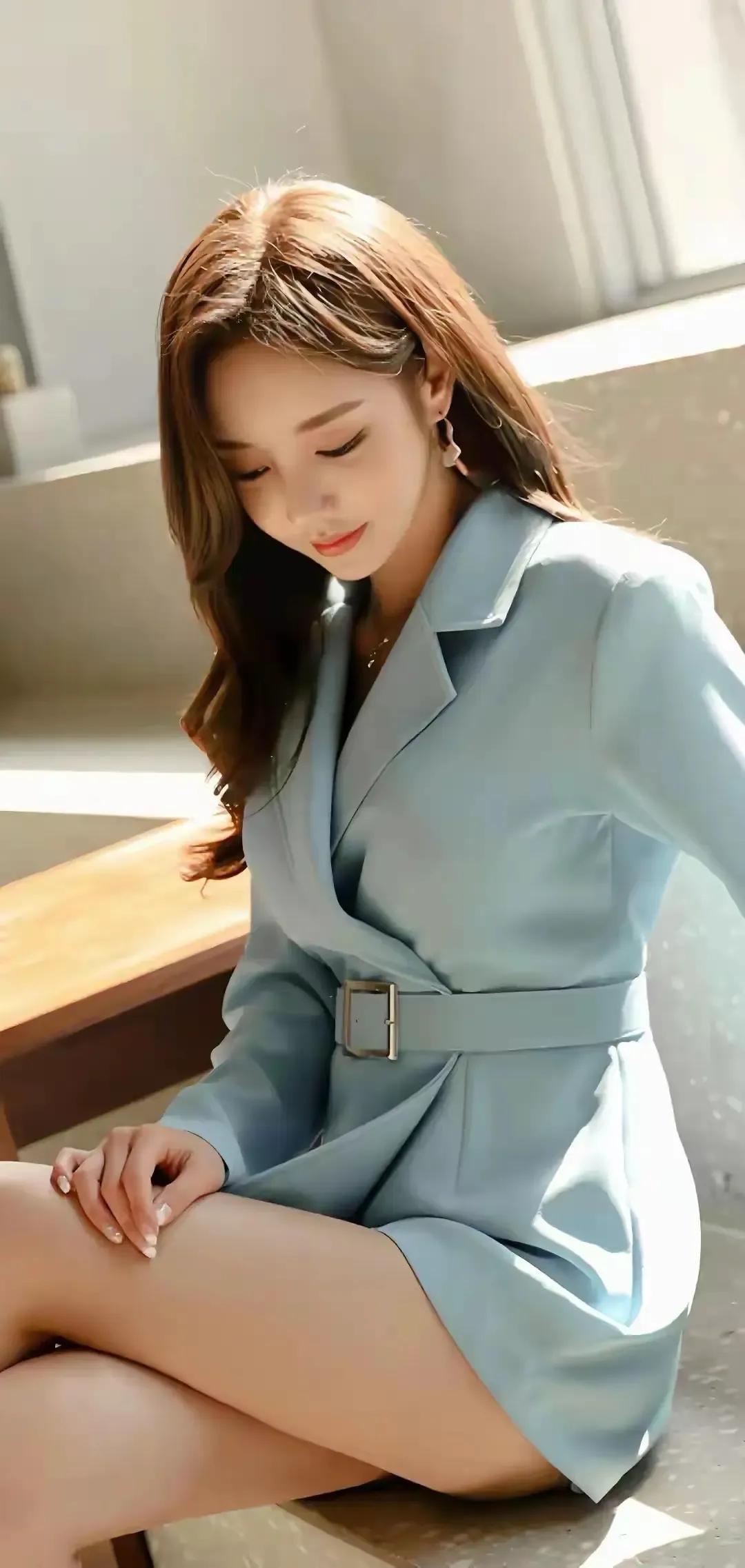 高跟鞋，大长腿，西装短裙，人兽无害的脸庞，
这分明就是纯欲的标配……