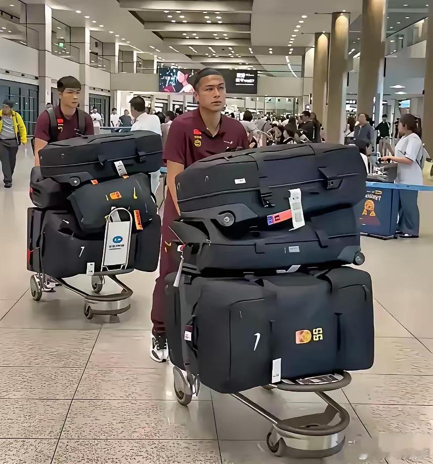 中国男足因为行李箱登上了新闻的首页，网友们都好奇箱子里究竟装的啥？​两天的比赛需