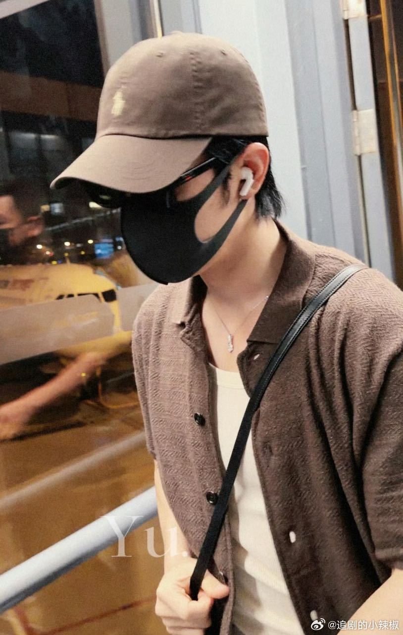 肖战机场私服，事业批又得回组了 