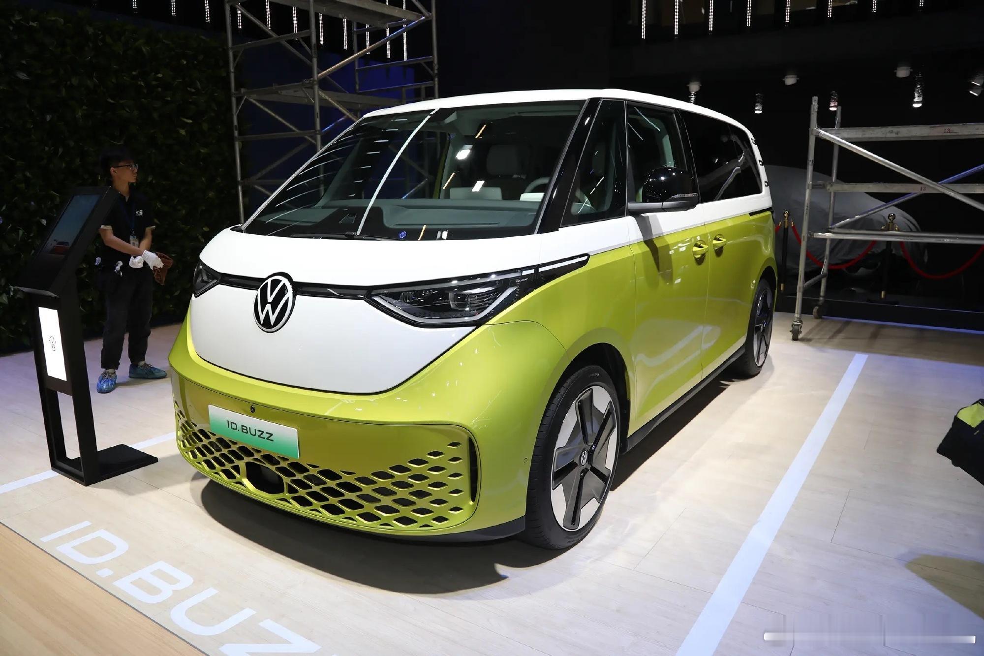 #大v聊车##enzo碎钞机# 【绝美大面包——大众ID.BUZZ即将登陆国内】