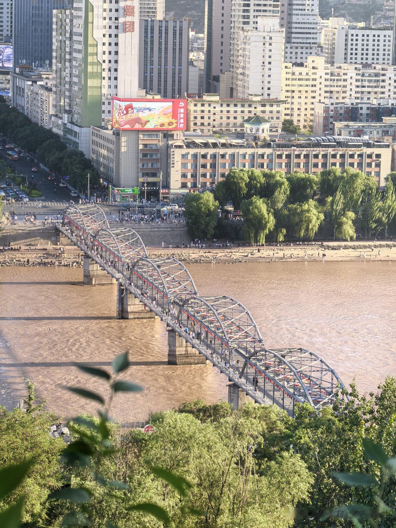 登上白塔山可以从不用角度俯瞰兰州，视野格外开阔。

浑黄的黄河穿城滚滚东流，铁制