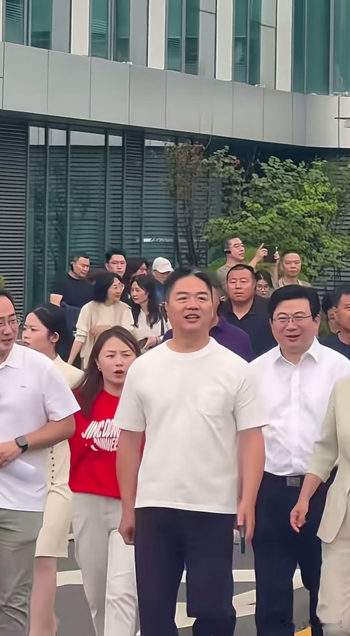 刘强东气场太强大了，
当地市政领导都只能紧随左右，
强哥一跺脚，
宿迁也要抖三抖
