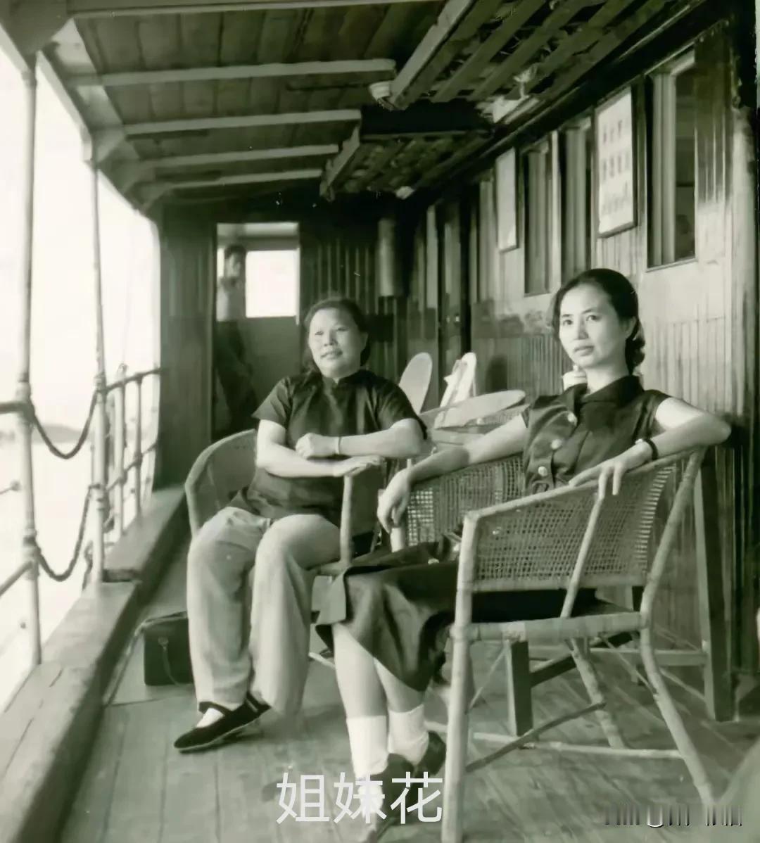 两位老总的伉俪如同一对姐妹花，一位铁骨铮铮、似铜墙铁壁；一位柔情似水、如花似玉！