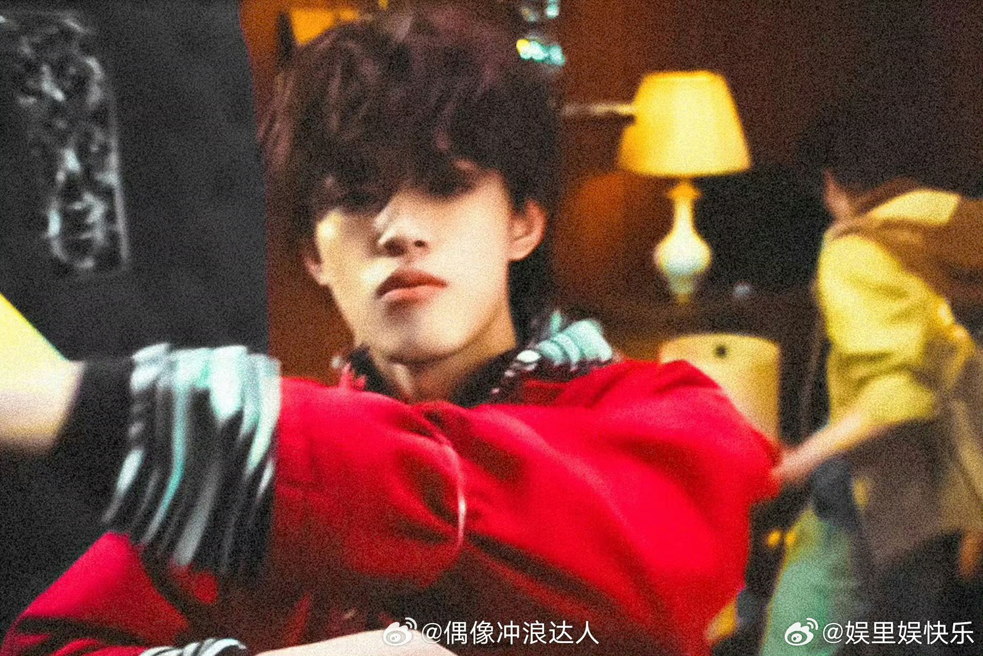 张极新歌MV镜头时长七秒高光镜头无一处浪费，蓬松棕发勾勒少年轮廓，张极一出场瞬间