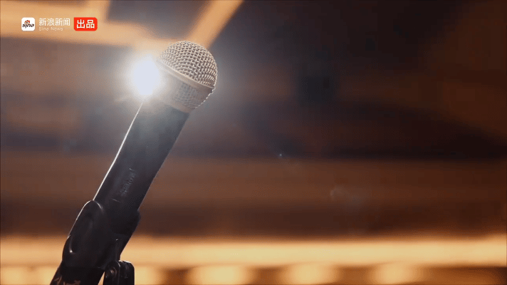 脱口秀让贾耗看到自己越来越好，不管是思想还是生活都在不断的进步，每个段子都是演员