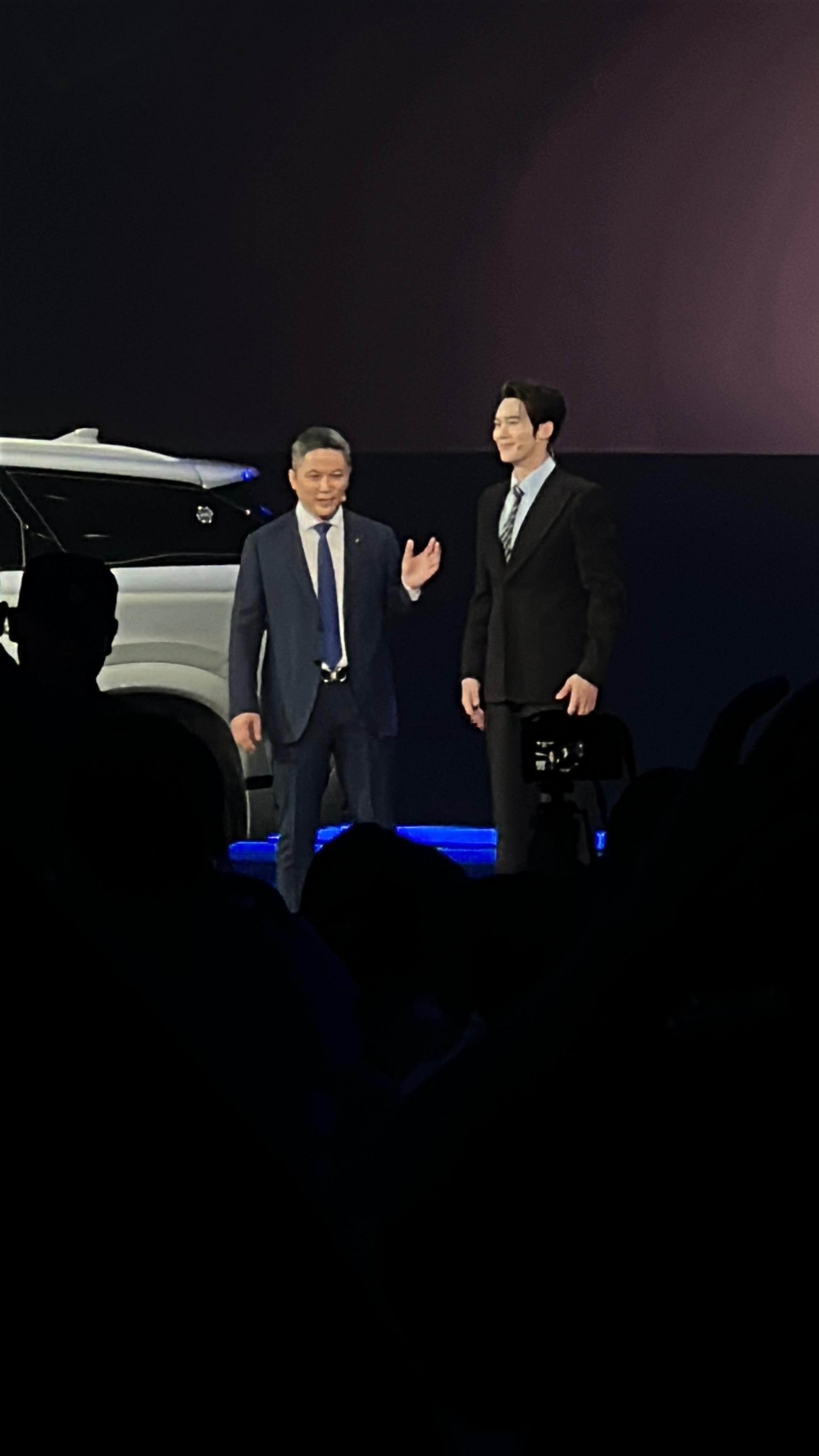 于适太绅士了举止之间都很优雅现场粉丝嗷嗷叫，兴奋的不行于适解锁奇瑞新燃油全球代言