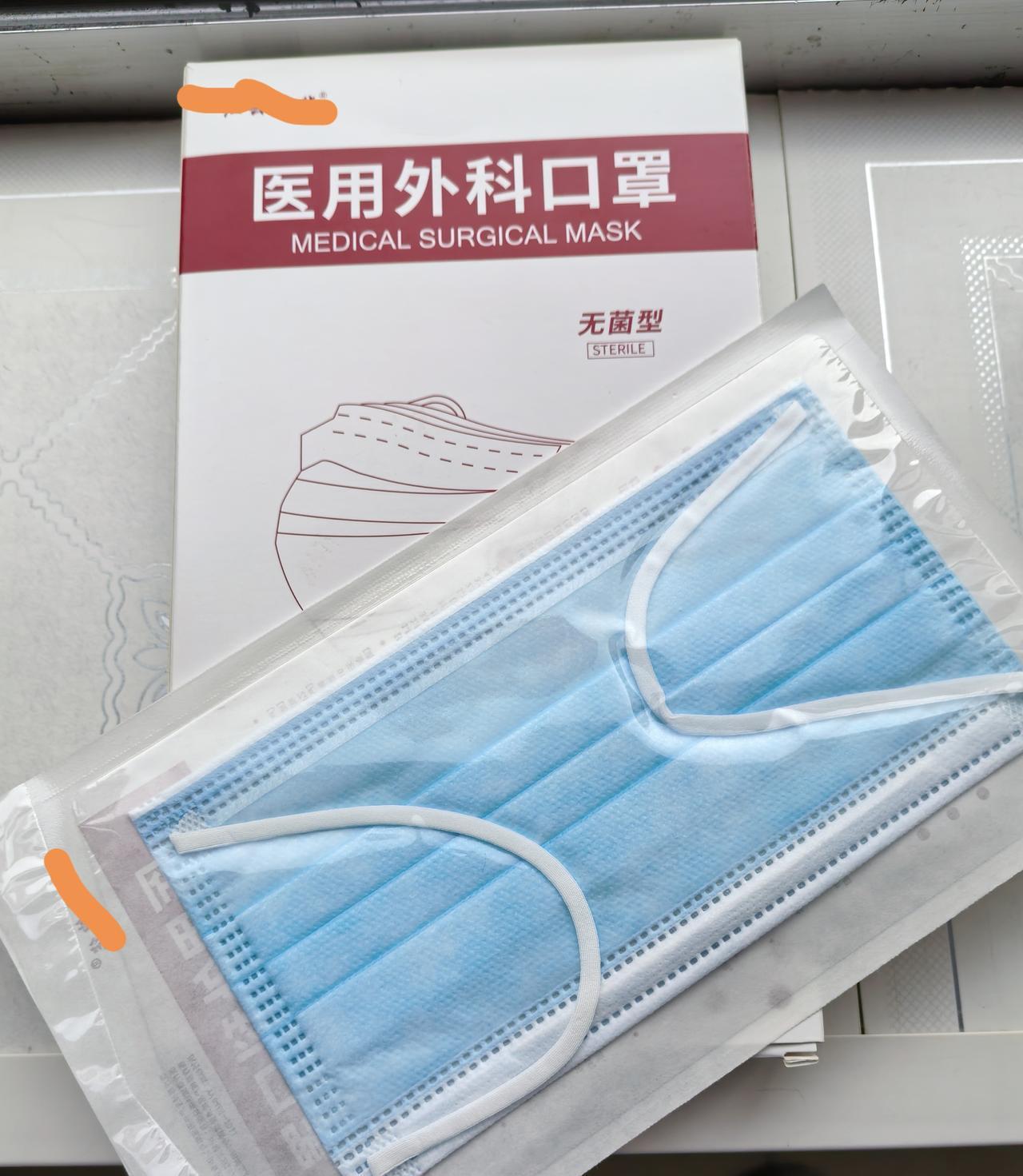 这两天北风飕飕，气温下降，出门戴口罩既能防流感，又能阻雾霾，还能起到保暖作用。可