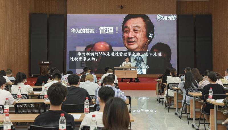 除了丰富的工作机会，浙江还为年轻人提供了良好的创业环境。政府出台了一系列扶持政策