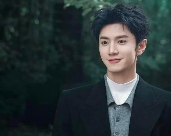 陈哲远演的男主，被观众说像李沁弟弟，不是演技问题，是气场塌了。
他那张脸，清秀是
