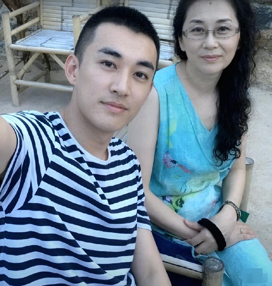 看看刘学义和妈妈的合照，这下懂啥叫老天爷赏饭吃了！
 
刘学义五官优越，古装扮相