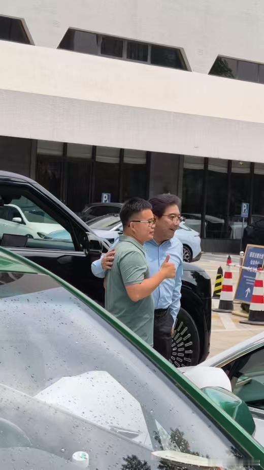网友北京偶遇水均益排队充电老一辈主持人的含金量还在上升路人偶遇水均益主动礼让充电