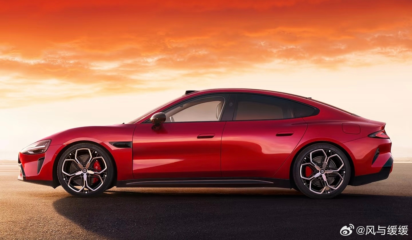 两台车和而不同，SU7主打的是极致的年轻和操控，铂智7是拿电动化平台给你一个老皇