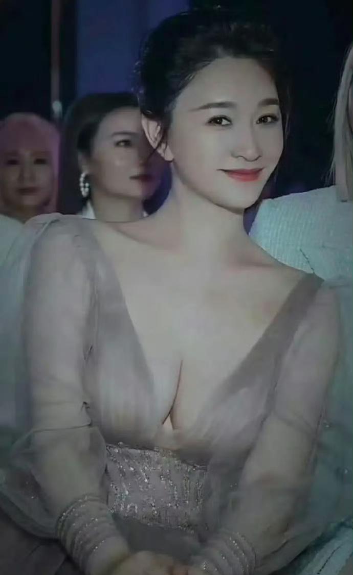 网友评论说李小冉比柳岩大 ​​​
