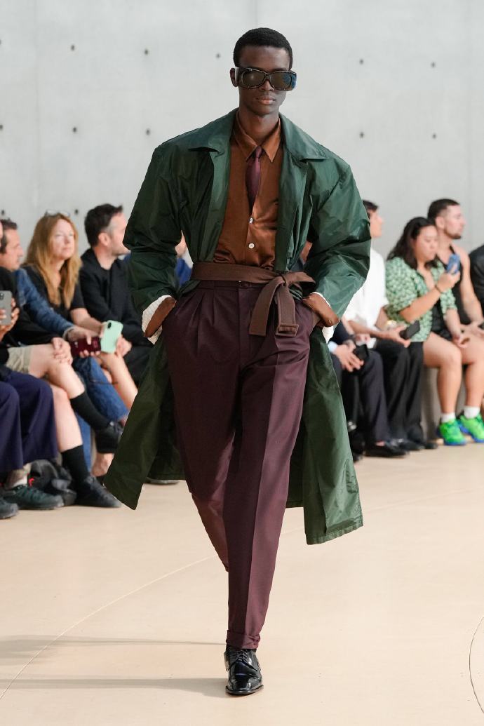 圣罗兰巴黎男装大秀in！爆款单品盲猜这仨：宽肩廓形西装｜漆皮系带风衣｜皮草手袋，